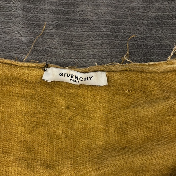 Givenchy‎ - Picture 4 of 7